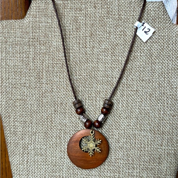 Wooden Boho Snowflake Necklace - NWT - Picture 3 of 6